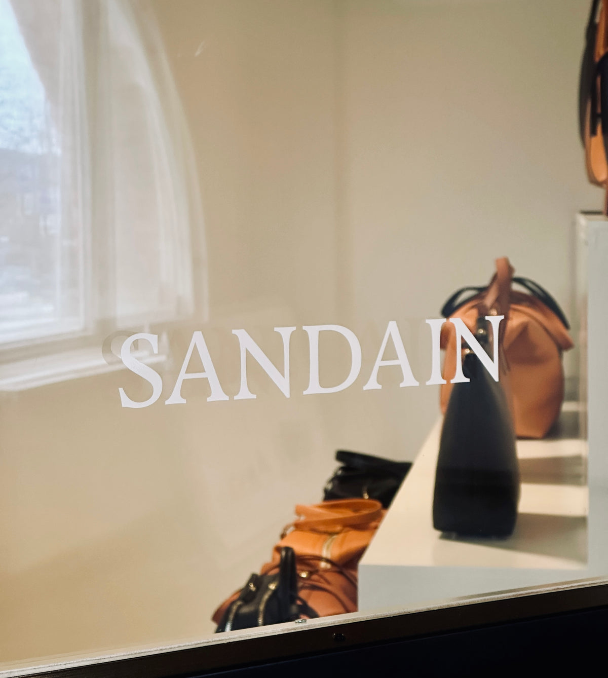 Du kan antingen chatta, ringa, mejla eller besöka oss.